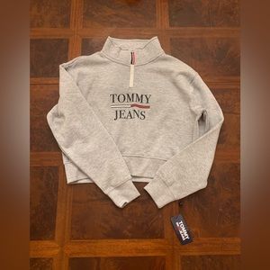 NWT Tommy Hilfiger Jeans Cropped Sweatshirt in Gray, Size Medium.